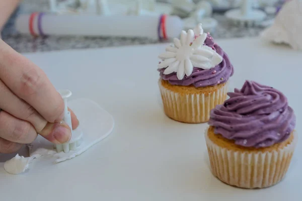 Cukor Baker Díszíti Frissen Sült Teasütemények Mint Egy Kis Desszert — Stock Fotó