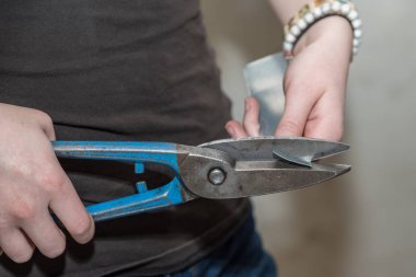 Usta teneke snips ile - closeup aracı demir çelik metal Sanayi İnşaat