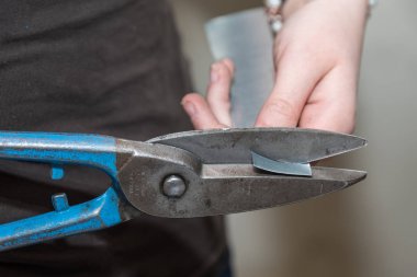 Usta metal sektöründe çalışıyor plaka makası ile - yakın çekim