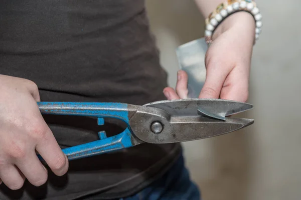 Vakman Werkt Met Een Tin Snips Close Gereedschap Metaalindustrie — Stockfoto