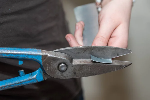 Rzemieślnik Branży Metalurgicznej Działa Uniwersalne Nożyce Blachy Zbliżenie — Zdjęcie stockowe