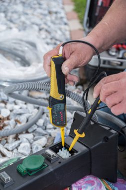 Elektrikçi onun alet ile iş yerinde inşaat ve çekleri gerilim soket