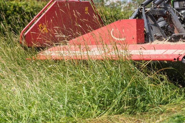 Memotong Rumput Dengan Traktor Dan Mesin Pemotong Pertanian Closeup — Stok Foto