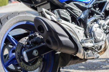 Bir motosiklet Close-up çift egzoz susturucu ve fren disk ile gösterir