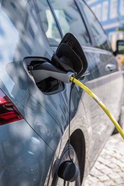 bir elektrikli araba - güçten boş depo yakın şarj istasyonu