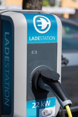 Elektrikli araç şarj istasyonu - hareketlilik e-arabalar closeup yakıt ikmali