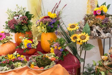 atmosferik sonbahar dekorasyon parlak çiçek ve düzenlemeleri
