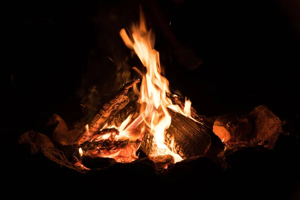 Flamme Eines Nächtlichen Romantischen Lagerfeuers Nahaufnahme Und Ausschnitt — Stockfoto