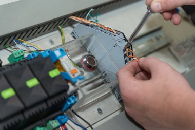 Elektrikçi kişiler bir röleli - tornavida, yakın çekim kapatır
