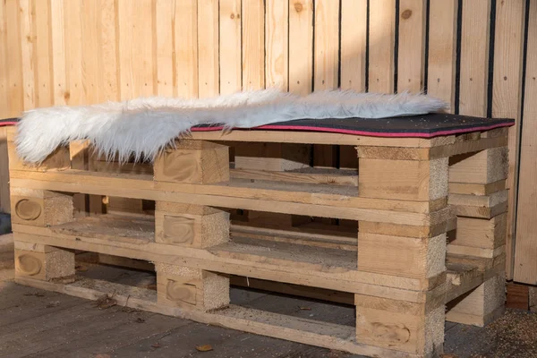 Rustikale Bank Aus Nachhaltigem Rohstoff Holz Upcycling Europaletten — Stockfoto