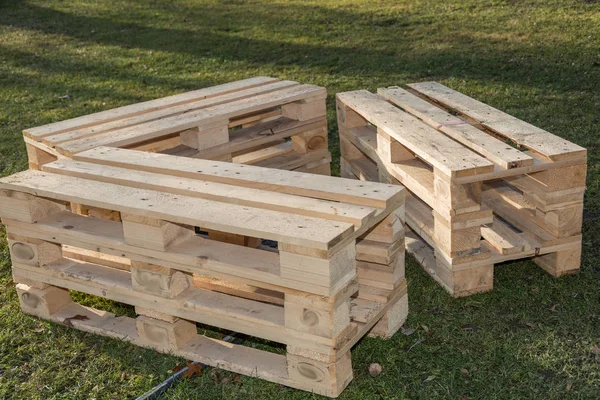 Zestaw Rustykalne Alternatywnych Siedzenia Wykonane Surowca Odnawialnego Drewna Upcycling Palety — Zdjęcie stockowe