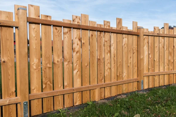 Elegante Escudo Privacidad Hecho Tablas Madera También Sirve Como Protección —  Fotos de Stock