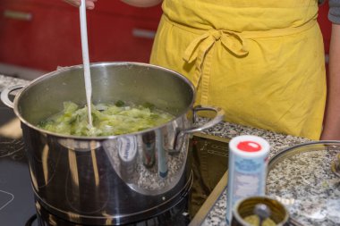 Cook kıpırdanırken tencerede - tahta kaşıkla yakın çekim