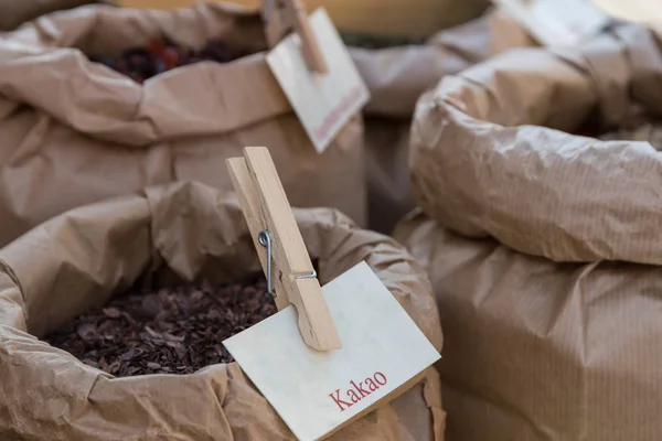 Plumas de cacao rellenas de bolsas de papel — Foto de Stock
