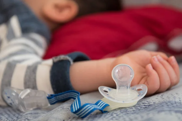 Slapende baby met fopspeen - closeup — Stockfoto