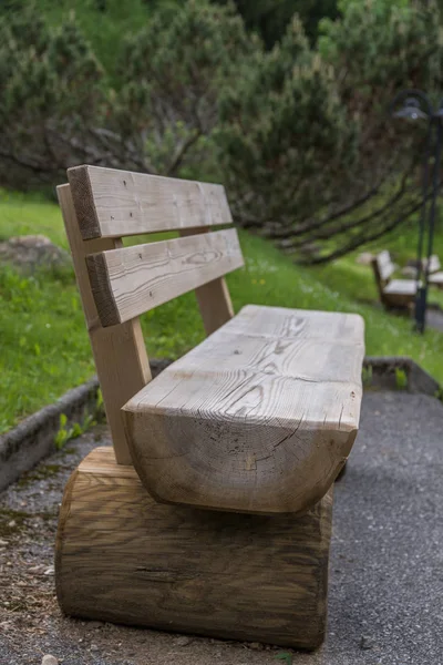 实木制成的长凳 — 图库照片
