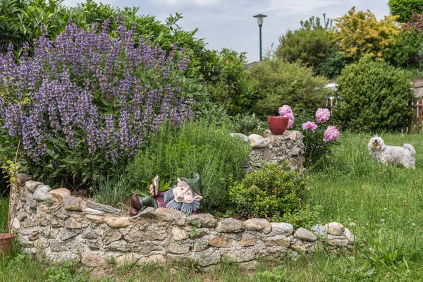 Renkli bahçede ot spiral