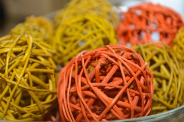 top şeklinde renkli söğüt