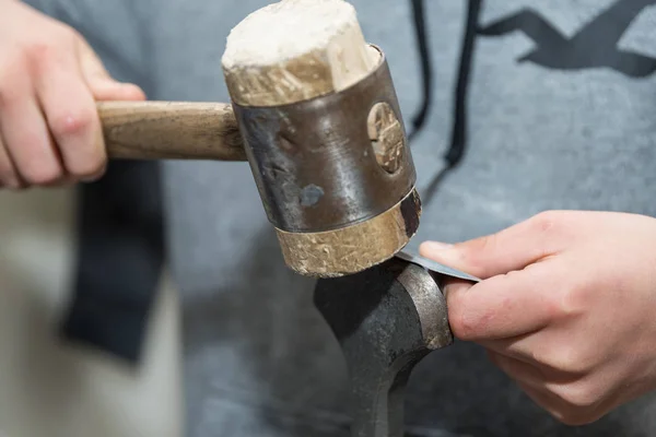 Řemeslník pracuje s kovovými palici — Stock fotografie