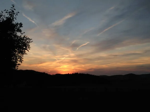 Atmosphärische Dämmerung bei Sonnenuntergang — Stockfoto