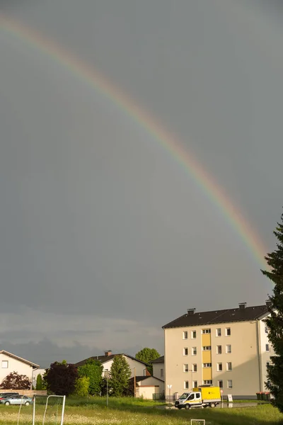 Leuchtender Regenbogen über Wohnhaus — Stockfoto