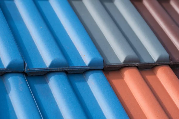 Azulejos de techo de colores - primer plano techo de la casa —  Fotos de Stock