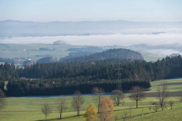 Panorama montañoso con techos de niebla —  Fotos de Stock