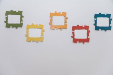 bir resim çerçevesi olarak renkli ahşap bulmaca parçaları