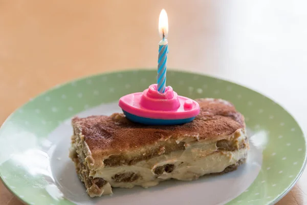 Cumpleaños de niños con pedazo de pastel y vela — Foto de Stock