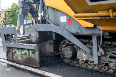 Yol asfaltlandı - yakın çekim