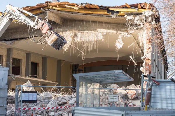 Demolition tongs at house demolition — Stock Photo, Image