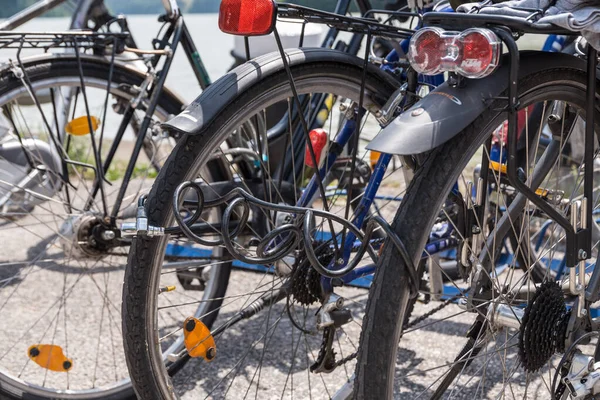 Zablokowane rowery - ochrona przed kradzieżą — Zdjęcie stockowe