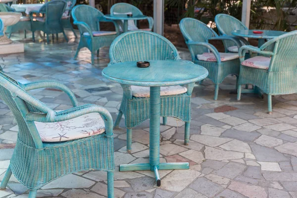 Gemütliches Straßencafé Mit Türkisfarbenen Tischen Und Sesseln Freien Essbereich Freien — Stockfoto