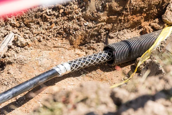 Güç kaynağı için bir yeraltı kablosu döşemek. Yüksek voltajlı yerel elektrik kaynağı.