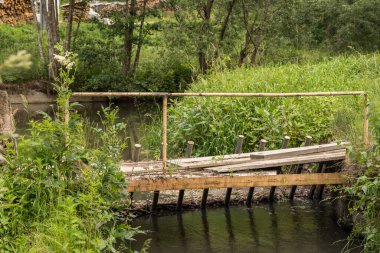 Bir derenin üzerindeki ıssız ahşap köprü - kırsal kesimdeki ıssız köprü.