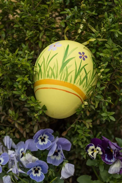 Uovo Pasqua Giallo Dipinto Mano Decorazione Pasquale — Foto Stock