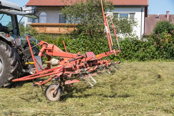 Rumput Yang Dipangkas Diubah Oleh Bauer Dengan Penggaruk Rumput Untuk — Stok Foto