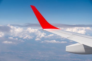 Bulutların üstündeki uçaktan manzara - tatil gezisi