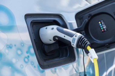 Elektrikli araba şarj ediliyor. Şarj istasyonuna elektrikli araba takıldı.