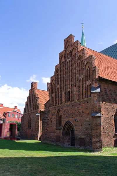 Ziyaretçi mıknatısı: Tuğla Gotik tarzında Aziz Olai Katedrali - Helsingor, Danimarka