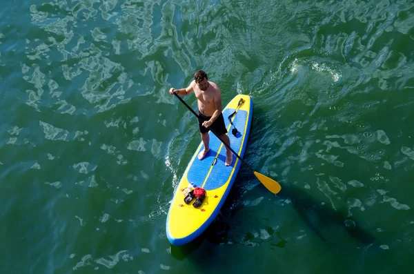 Bir Adam Bir Sörf Tahtası Üzerinde Üzerinde Yüzen — Stok fotoğraf