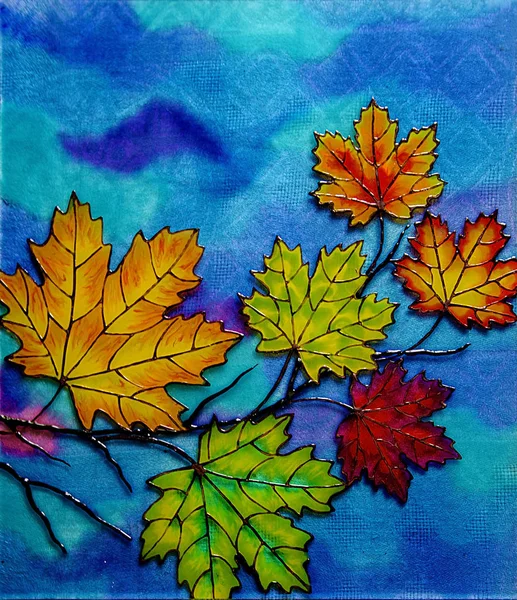 彩色玻璃树枝 秋天的叶子在蓝色背景下 — 图库照片