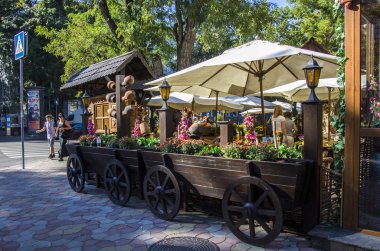 İki ahşap at arabaları, Beyaz şemsiye ile kırsal tarzda Town Cafe