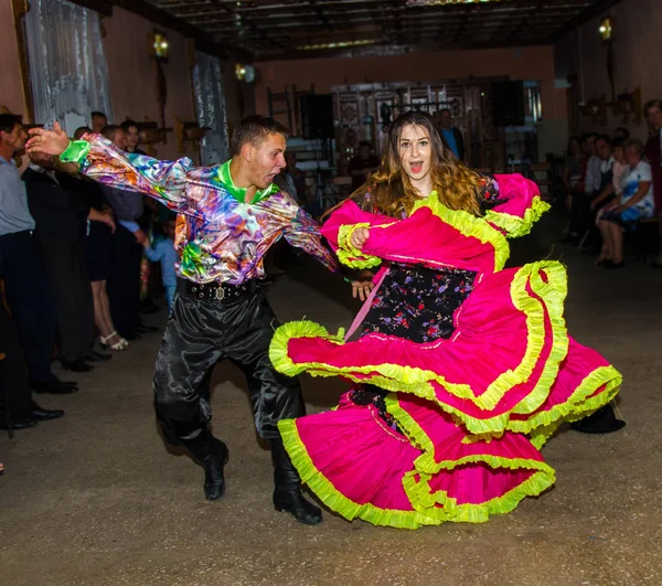 ジプシーの服の男と女の子をジプシーの踊りの祭典で踊っています — ストック写真