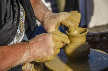 Eller potter'ın çalışma ve kil küçük bir sürahi yapmak şekillendirme. İşlem oluşturma.