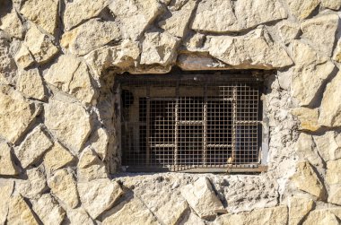 Demir ızgara taş duvar ile küçük pencere