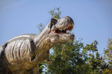 Arka plan ağaç üzerinde yapay tarih öncesi dinozor