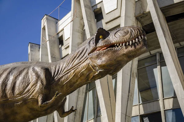 城市建筑背景下的人工史前恐龙 — 图库照片