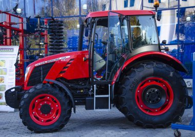 Chisinau şehir, Moldovya, 10/18/2018. Tarım Makineleri Fuarı nda tarım iş için büyük traktör