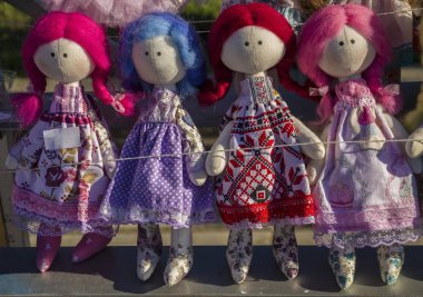 Chisinau şehir, Moldovya, 10/06/2018. Yumuşak kumaş bebek - pamuk Giydir resimlerle